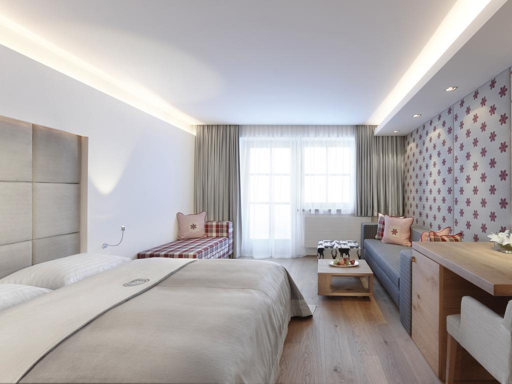 Schwarzer Adler Kitzbuehel - Adults Only Hotel Room photo